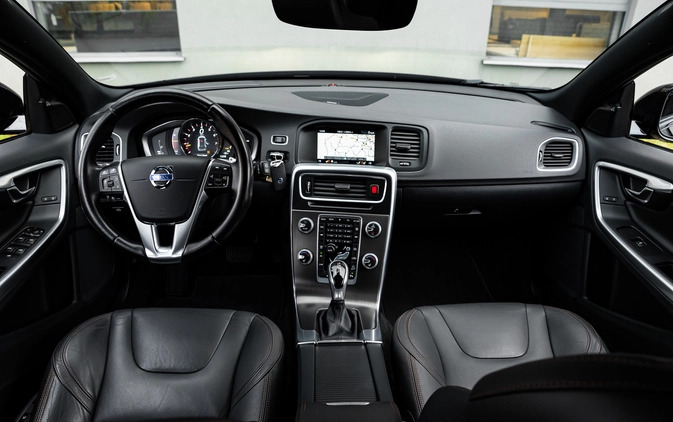 Volvo V60 Cross Country cena 87500 przebieg: 155000, rok produkcji 2015 z Suchedniów małe 781